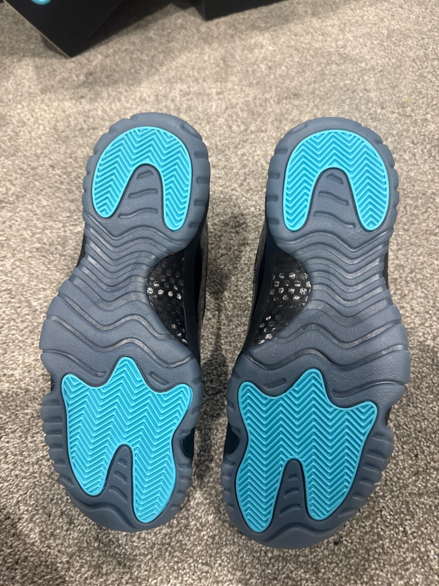 Soles — Air Jordan 11 Retro Black / Gamma Blue — US 9.5, DS