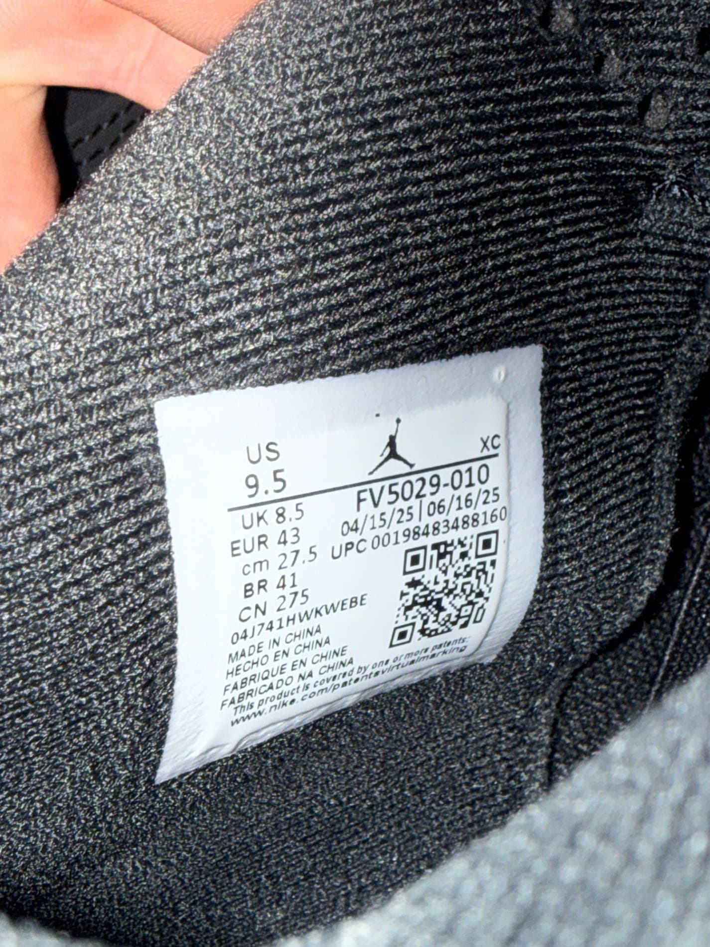 Size tag — Jordan Air Jordan 4 Retro Black/Black-Lt Graphite — US 9.5, VNDS