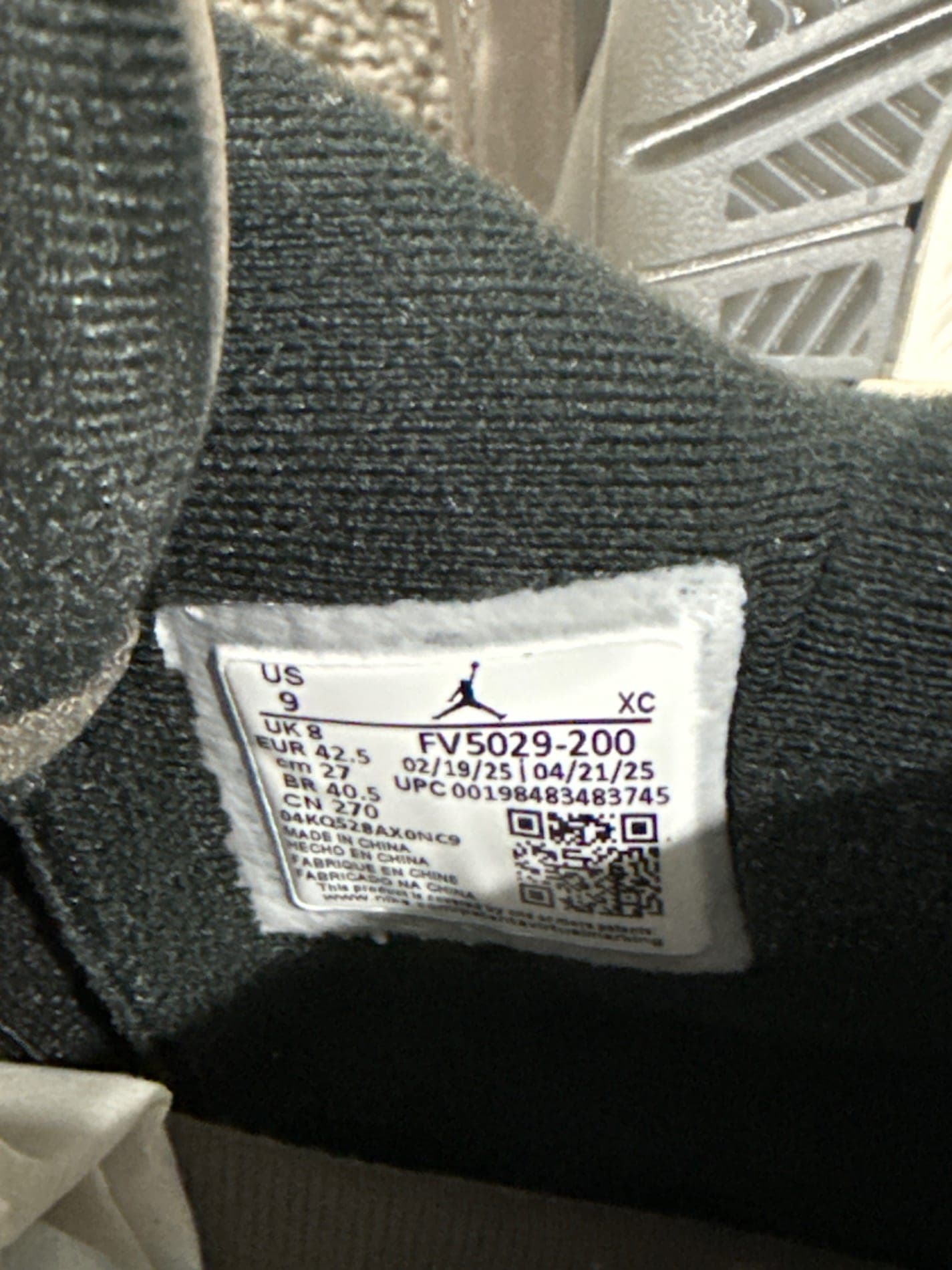 Size tag — Air Jordan 4 Retro Olive/Black — US 9, DS